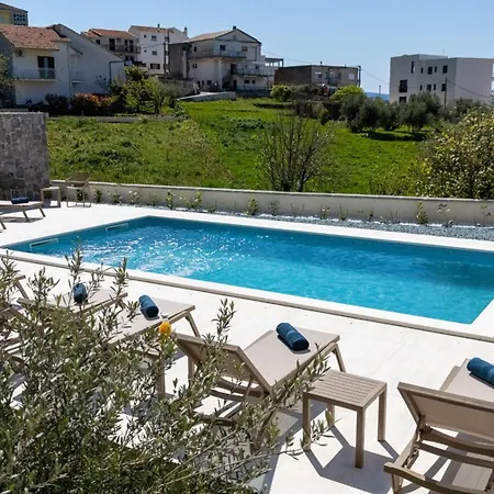 Donatella * Podstrana